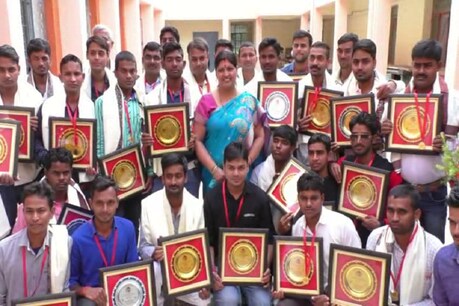 कोडरमा से चयनित अवर निरीक्षकों के साथ शिक्षा मंत्री