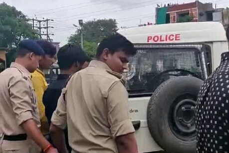 नाबालिग से रेप के आरोपियों को ले जाती पुलिस