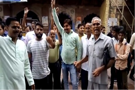 धौलपुर के बाड़ी कस्बे में एससी-एसटी एक्ट के विरोध में प्रदर्शन करते सवर्ण समाज के लोग। फोटो: न्यूज18 राजस्थान