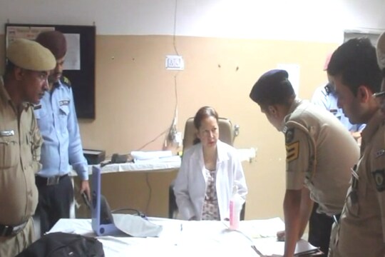 कुल्लू क्षेत्रीय अस्पताल की डॉक्टर किरण ठाकुर का बयान दर्ज करती हुई पुलिस 