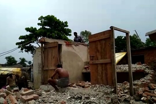 बाढ़ के खतरे से डरे सहमे लोग खुद ही अपने मकान को तोड़ रहे. Photo: News 18 