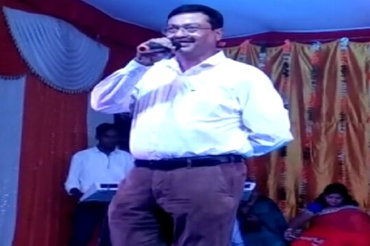 ललितपुर: श्रीकृष्ण जन्मोत्सव समारोह में पुलिस कप्तान डा. ओपी सिंह ने गाया गाना