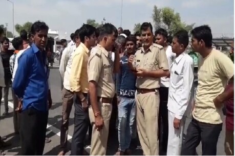 हादसे के बाद मौके पर जमा लोग। फोटो: न्यूज18 राजस्थान
