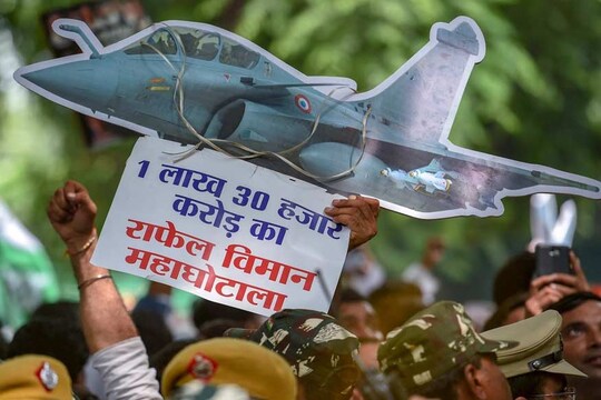 कांग्रेस ने 36 राफेल लड़ाकू विमान खरीदने के सौदे में भ्रष्टाचार का आरोप लगाया है.