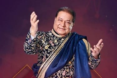  बता दें कि बिग बॉस 12 में सबा, अपनी छोटी बहन सोमी के साथ आई थीं और वहीं अनूप अपने से 37 साल छोटी गर्लफ्रेंड जसलीन मथारू के साथ घर में दाखिल हुए थे. अनूप इससे पहले भी इविक्शन राउंड में घर से बाहर जा चुके हैं. लेकिन असल में वो घर से बाहर नहीं बल्कि सीक्रेट रूम में गए थे जहां से उन्होंने घर में हो रही हर हरकत पर नज़र बनाए रखी.