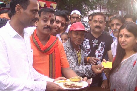 इलाहाबाद में पेश हुई योगी थाली, 10 रुपए में भरपेट भोजन, गरीबों को मुफ्त इलाहाबाद में पेश हुई योगी थाली, 10 रुपए में भरपेट भोजन, गरीबों को मुफ्त