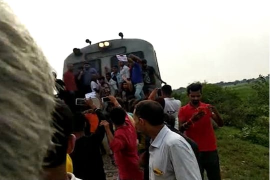 आगरा में प्रदर्शनकारियों ने ट्रेन रोकी
