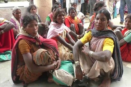 आहार अनुदान राशि के लिए सरकारी दफ्तरों के चक्कर काट रहीं बैगा आदिवासी महिलाएं.