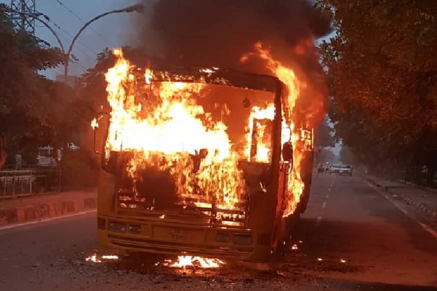 PHOTOS: इंजीनियरिंग कॉलेज की बस में लगी आग, ड्राइवर ने ऐसे बचाई जान
