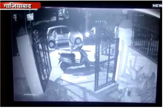 गाजियाबाद में शिक्षक पर किया हमला