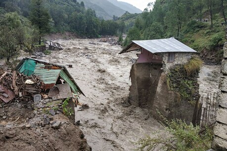 हिमाचल, पंजाब और कश्मीर में भारी बारिश से बिगड़े हालात, 11 लोगों की मौत, अलर्ट जारी हिमाचल, पंजाब और कश्मीर में भारी बारिश से बिगड़े हालात, 11 लोगों की मौत, अलर्ट जारी