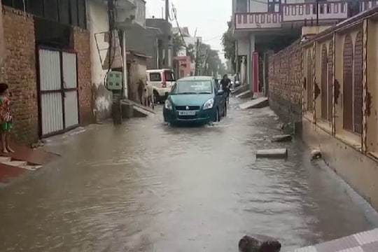 झमाझम बारिश के कारण बहादुरगढ़ की सड़कों पर भरा पानी.
