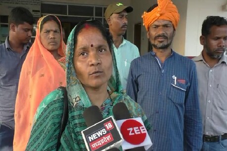 कलेक्टर कार्यालय डिंडौरी में मीडिया से चर्चा करते हुए अंबेश्वरी परस्ते व अन्य जनपद सदस्य.