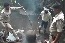 VIDEO: खंडवा के जंगलों में पुलिस का छापा, अवैध शराब जब्त