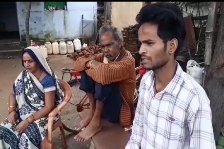 माता-पिता के साथ जितेंद्र शाक्य