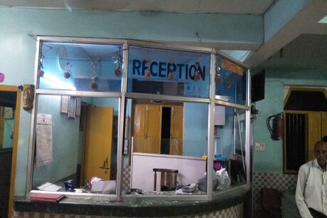 घटना के बाद परिजनों ने की तोड़फोड़ (न्यूज18 फोटो)