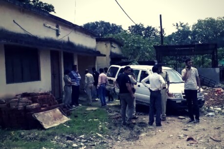 आरोप है कि युवक को पुलिस बिना वजह बताए थाने में चार दिन से रखे हुई थी
