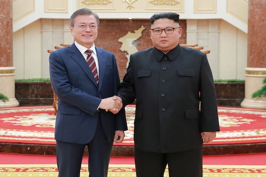 दक्षिण कोरिया के राष्ट्रपति मून जेइ-इन और  उत्तर कोरिया के शासक किम जोंग उन, की प्योंगयांग में मुलाकात की तस्वीर- REUTERS