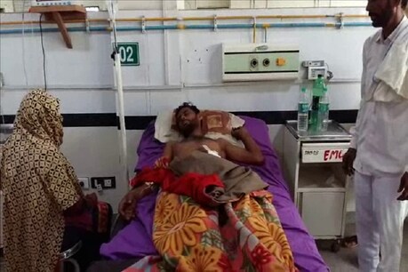 अस्पताल में इलाज करवाता घायल