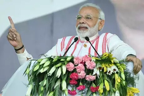 प्रधानमंत्री नरेंद्र मोदी ने रविवार को रांची में दुनिया की सबसे बड़ी हेल्थकेयर स्कीम ‘आयुष्मान भारत’ की शुरुआत की है. इसके तहत 10 करोड़ परिवारों यानी लगभग 50 करोड़ लोगों को सालाना 5 लाख रुपये का कैशलेस हेल्थ बीमा मिलेगा. आयुष्मान भारत स्कीम में प्रधानमंत्री नरेंद्र मोदी के लेटर की बड़ी भूमिका है. दरअसल बात ये है कि, आयुष्मान भारत हेल्थ इंश्योरेंस स्कीम के लाभार्थीयों को मोदी खुद लेटर भेज रहे हैं. इस लेटर के माध्यम से ही इंश्योरेंस की आगे की प्रक्रिया शुरू होगी. इसका मतलब साफ है की जिन लोगों को ये लेटर मिलेगा वही लोग इस स्कीम का फायदा उठा पाएंगे.