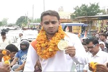 PHOTOS: एशियन गेम्स में गोल्ड जीत रोहतक लौटे बॉक्सर अमित पंघाल का जोरदार स्वागत