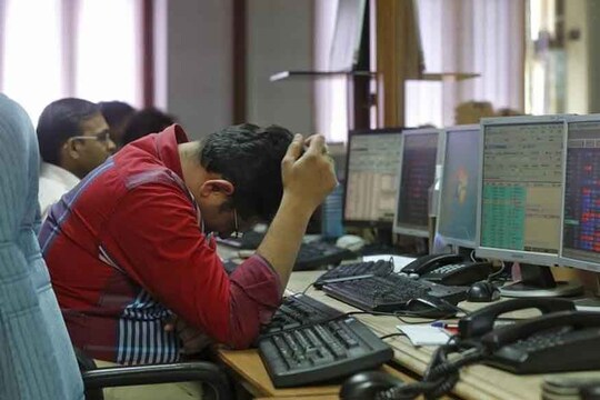 बंबई शेयर बाजार का सेंसेक्स दो दिन में करीब 800 अंक टूट चुका है. (प्रतीकात्मक)