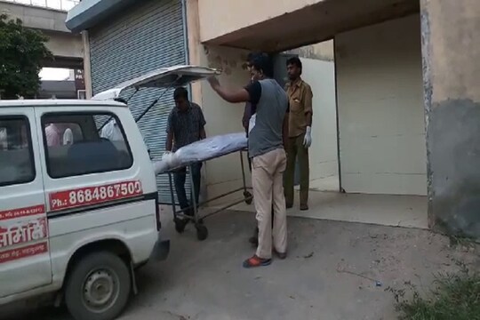 मृतक के शव को पोस्टमार्टम के लिए ले जाते हुए