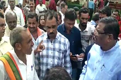 भाजपा सांसद फग्गन सिंह के व्यवहार से क्षुब्ध कार्यकर्ता उनके समक्ष आक्रोश व्यक्त करते हुए
