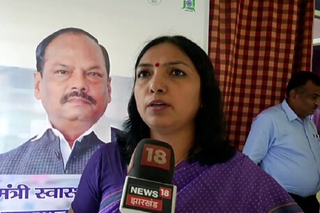 प्रधान सचिव स्वास्थ्य निधि खरे प्रधानमंत्री के कार्यक्रम की जानकारी देती हुई