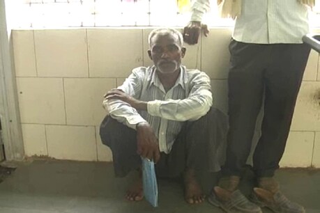 जवान बेटे का शव मिलने के बाद सदमें में बैठा पिता