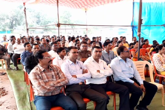 धरना स्थल पर बैठे जिले भर के लिपिक