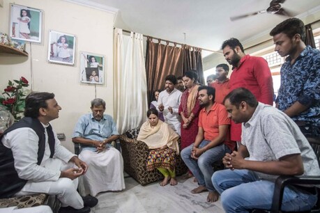 विवेक के परिजनों से मुलाकात करते सपा प्रमुख अखिलेश यादव. Photo: News 18