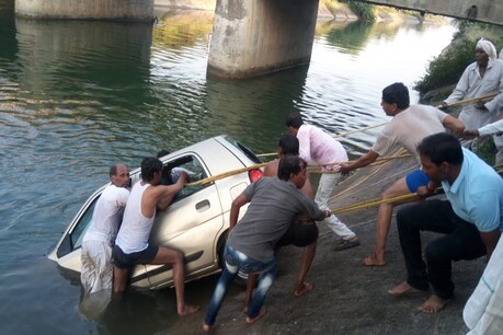 नहर में गिरी कार