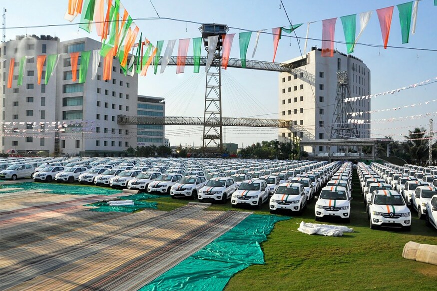 Surat Diamond Businessman Savji Dholakia ने Employees को 600 Cars Diwali  Gift की | वनइंडिया हिंदी - YouTube