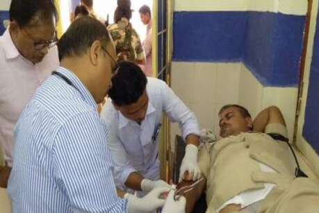 घायल जवानों को अस्पताल में इलाज के लिए भर्ती कराया गया.