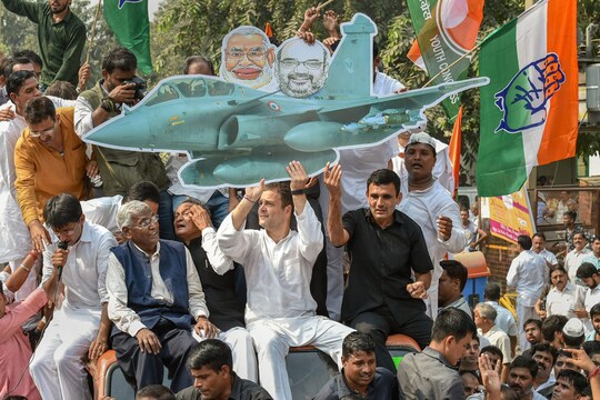 राहुल गांधी सरकार के खिलाफ प्रदर्शन करते हुए 