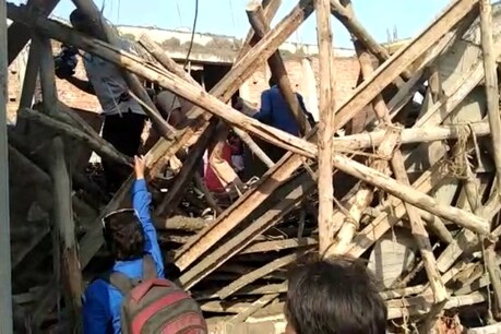 शाहजहांपुर में निर्माणाधीन बिल्डिंग गिरी, मजदूर की मौत, रेस्क्यू के लिए SDRF की टीम रवाना शाहजहांपुर में निर्माणाधीन बिल्डिंग गिरी, मजदूर की मौत, रेस्क्यू के लिए SDRF की टीम रवाना