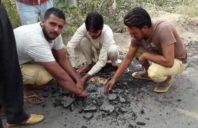  हैदरवाला गांव के युवाओं और ग्रामीणों का कहना है कि यह सड़क रातो-रात गुणवत्ता का ध्यान रखे बिना ही बना दी गई. शिकायत के बावजूद कोई कार्रवाई नहीं की गई है. रोडरोलर से दबाकर बनाई गई सड़क को ग्रामीणों ने हाथों से उखाड़कर बता दिया. उनका कहना था कि जरा सा हाथ लगाने से ही सड़क आसानी से उखड़ रही है.