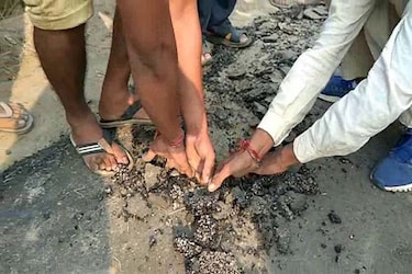  ग्रामीण सोशल मीडिया का जिस तरह से अपनी समस्या को उठाने में उपयोग कर रहे हैं, उससे लग रह रहा है कि अब ग्रामीण भारत भी डिजि‍टल इण्डिया की तरफ कदम बढ़ा रहा है. गांव के लोग बार-बार शहर के चक्कर काटने के बजाय सोशल मीडिया के माध्‍यम से अपने मुद्दों को अधिकारियों व नेताओं के सम्मुख ला रहे हैं.