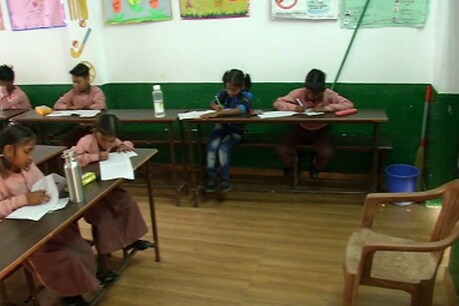 यूपी के परिषदीय स्कूलों का हाल. Photo: News 18