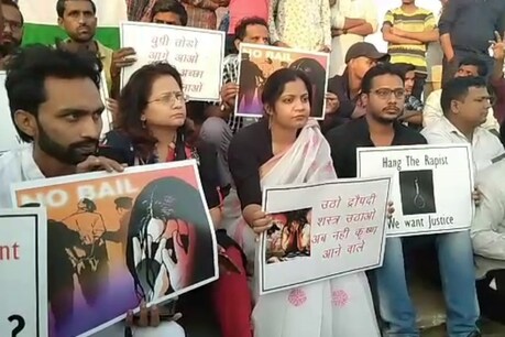 प्रदर्शन करती महिलाएं