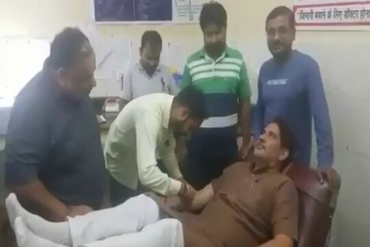 रक्त दान करते सुभाष बराला