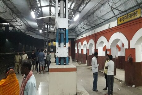 शराब ने नशे में फायरिंग करने लगा रेल पुलिस कांस्टेबल, ट्रेन के यात्रियों ने छिप कर बचाई जान शराब ने नशे में फायरिंग करने लगा रेल पुलिस कांस्टेबल, ट्रेन के यात्रियों ने छिप कर बचाई जान