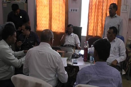 अपने कार्यालय में सिविल सर्जन और कार्रवाई करती लोकायुक्त पुलिस की टीम.