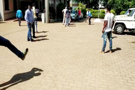 कलेक्ट्रेट परिसर में क्रिकेट खेलते खिलाड़ी