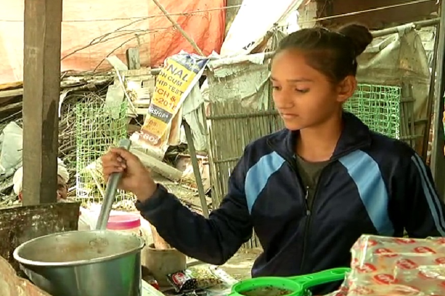 PHOTOS : आर्थिक तंगी से जूझ रही 14 साल की हॉकी खिलाड़ी, चाय बेचने को मजबूर