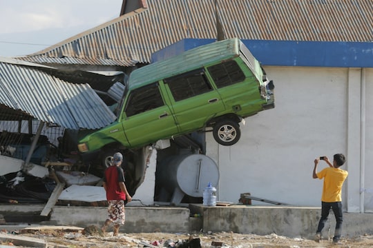 इंडोनेशिया में भूकंप और सुनामी के बाद की तस्वीर- AP Photo