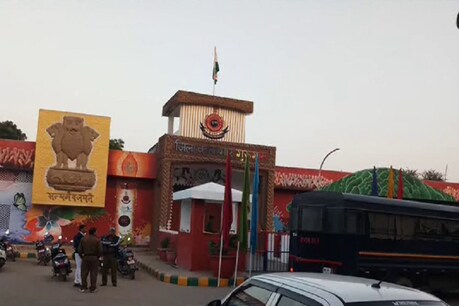 गुरुग्राम: भोंडसी जेल में कैदी ने तलाशी लेने पर कर दी वार्डन की पिटाई गुरुग्राम: भोंडसी जेल में कैदी ने तलाशी लेने पर कर दी वार्डन की पिटाई