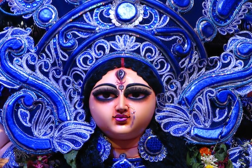 Shardiya Navratri 2018: कन्या पूजन के दौरान यदि लंगूर के तौर पर लड़के को भोजन न कराया जाए तो व्रत अधूरा माना जाता है. Shardiya Navratri 2018: कन्या पूजन के दौरान यदि लंगूर के तौर पर लड़के को भोजन न कराया जाए तो व्रत अधूरा माना जाता है.