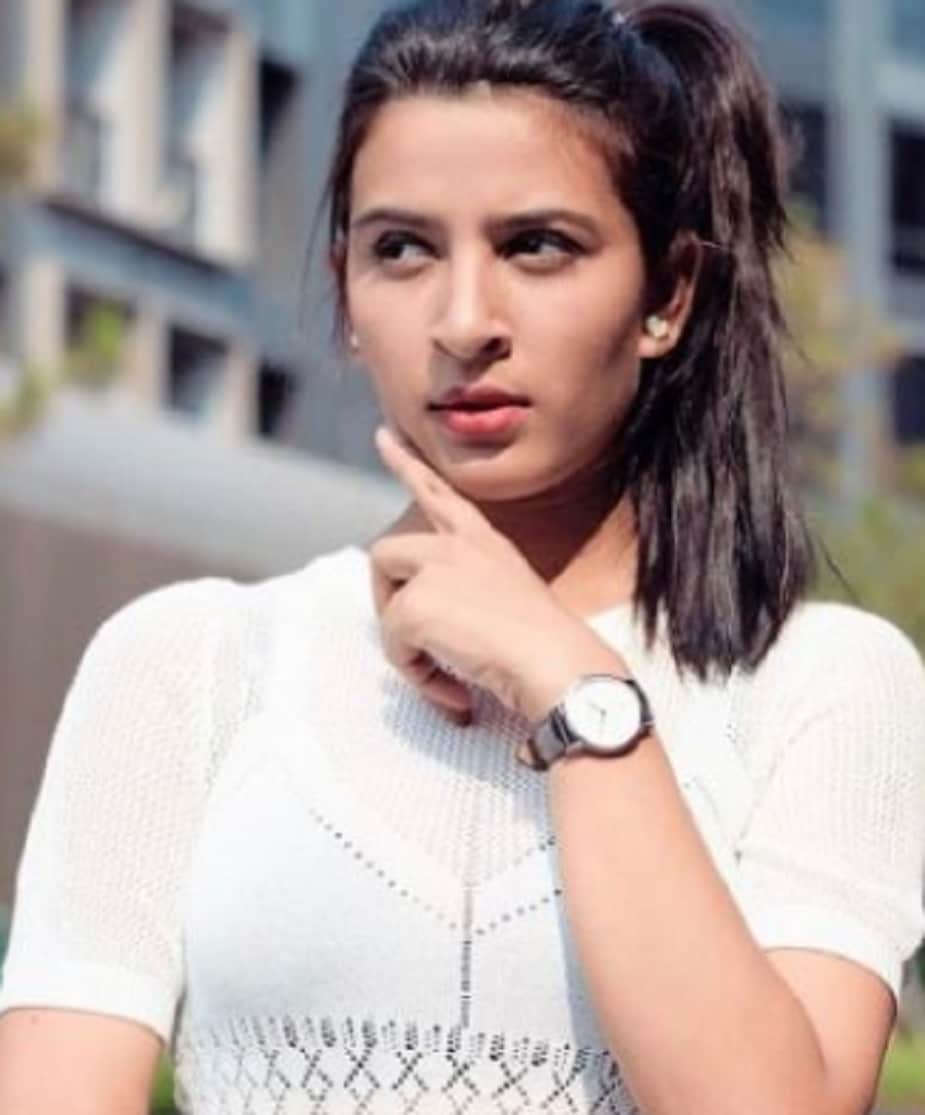  दोस्ती पनपने लगी थी लेकिन मानसी का अपना काम था और मुज़म्मिल हैदराबाद में रहता था इसलिए दोनों की मुलाकातें ज़्यादा नहीं हो पाती थीं. एक दिन मुज़म्मिल ने मुलाकात के लिए बातचीत की तो मानसी उस वक्त अपने घर कोटा जा रही थी और उसने लौटकर मिलने की बात कही. मानसी के लौटकर आने के इंतज़ार में मुज़म्मिल कई तरह के ख्वाब देखने लगा था. अपने ही खयालों में गुम मुज़म्मिल को ऐसा लगा कि मानसी भी उसकी तरफ उतनी ही आकर्षित है, जितना वो उसकी तरफ. 